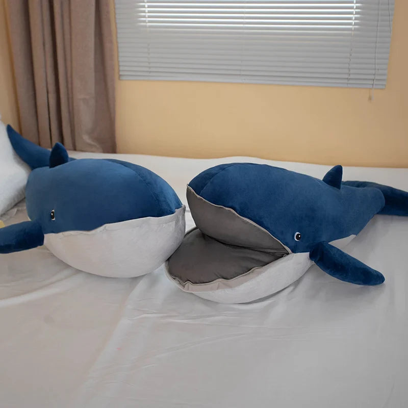 Deux peluches baleines bleues nordique poser sur un lit