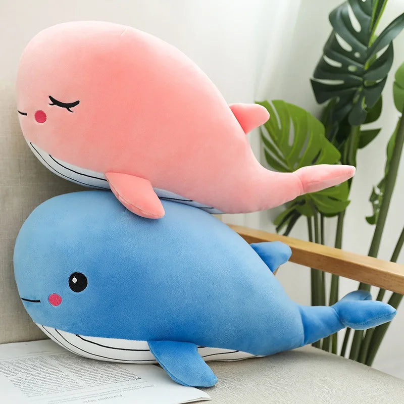 Deux peluches baleines bleu et rose