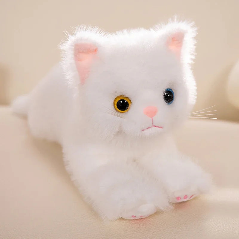 Grande peluche de chat réaliste sur canapé