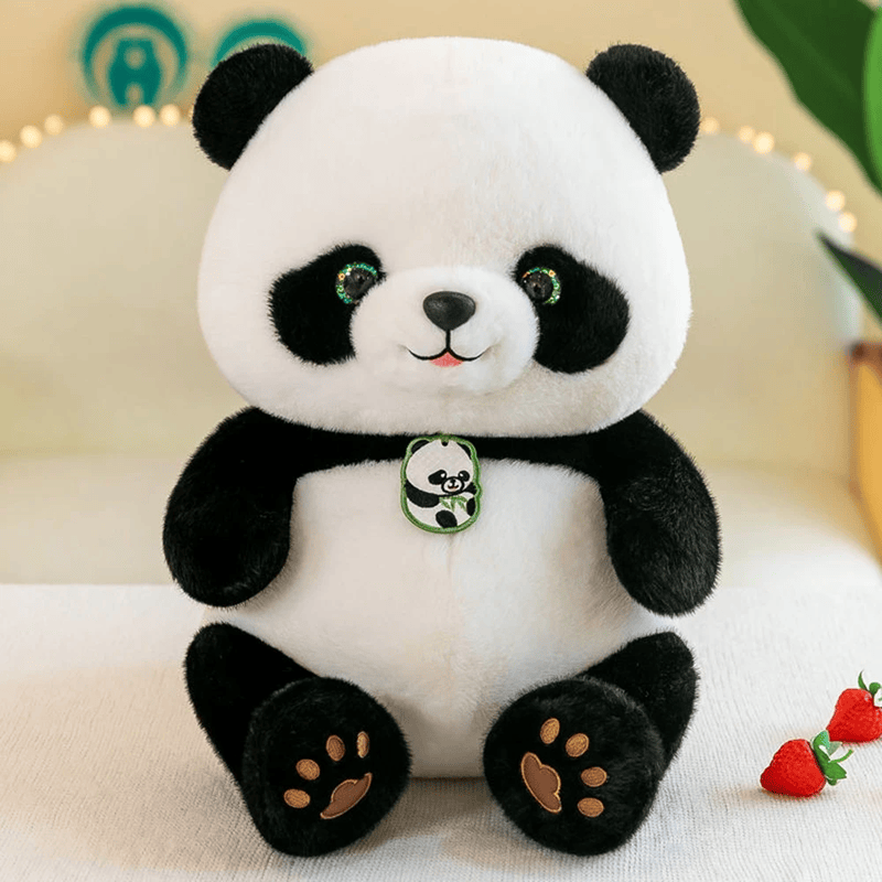 La peluche panda mignonne sur un canapé