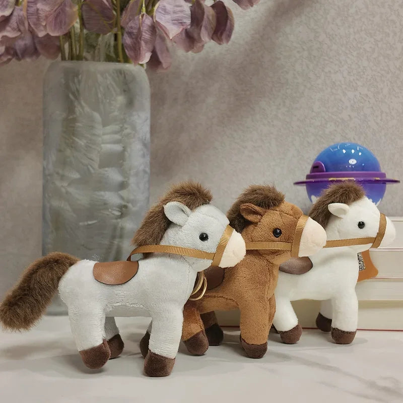 Trois mini peluches cheval sur une table Image
