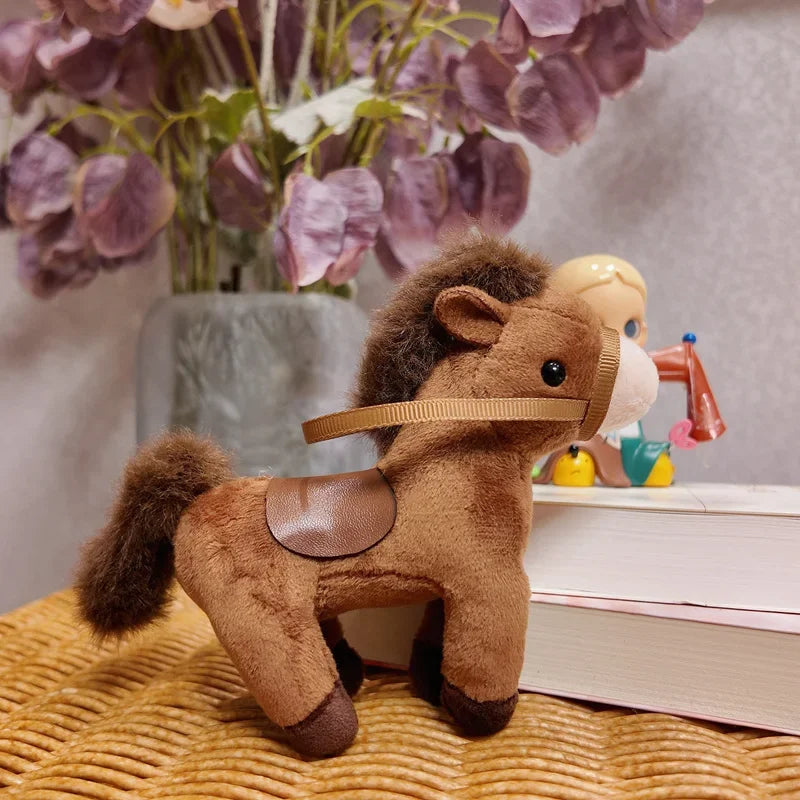 Mini peluche cheval marron sur une chaise en osier