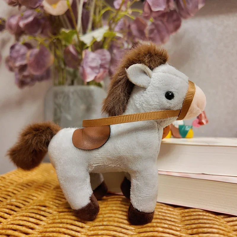 Mini peluche cheval gris sur une chaise en osier
