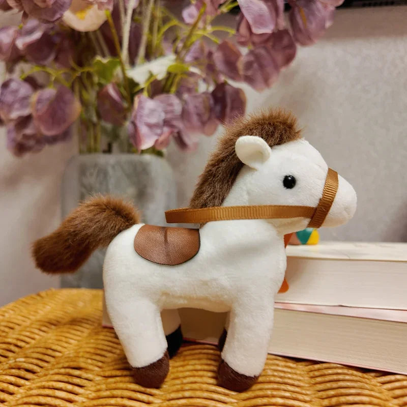 Mini peluche cheval blanc sur une chaise en osier