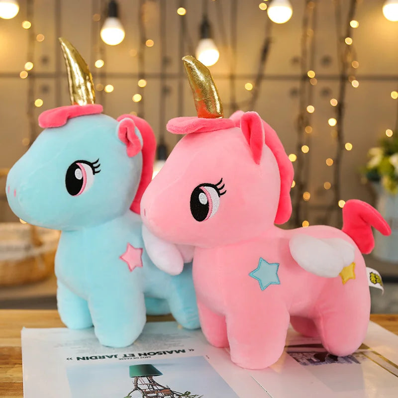 Deux mini peluches licornes dorées sur une table