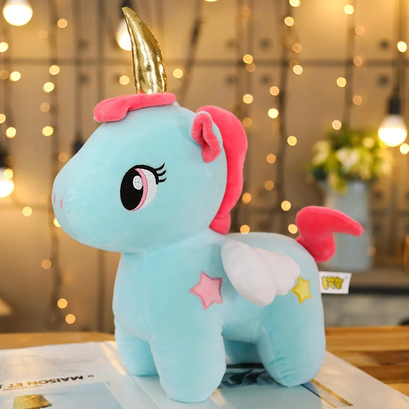 Mini peluche licorne bleue dorée sur une table