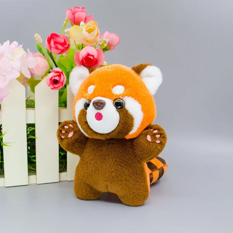 Mini peluche panda roux sur une table