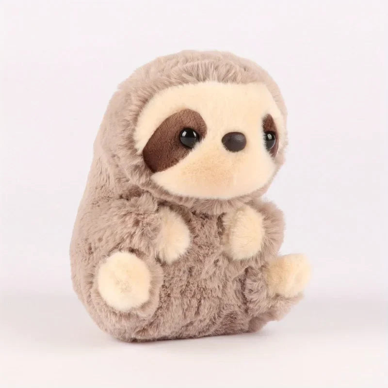 Mini peluche paresseux assis sur un fond blanc