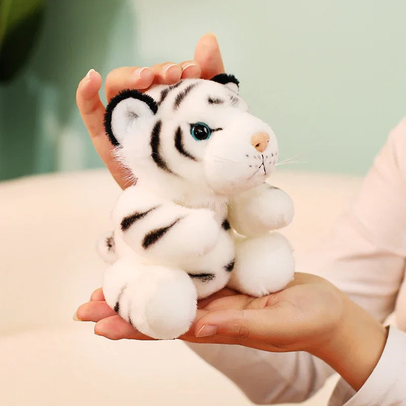 Mini peluche tigre blanc dans les mains d'une fille Image