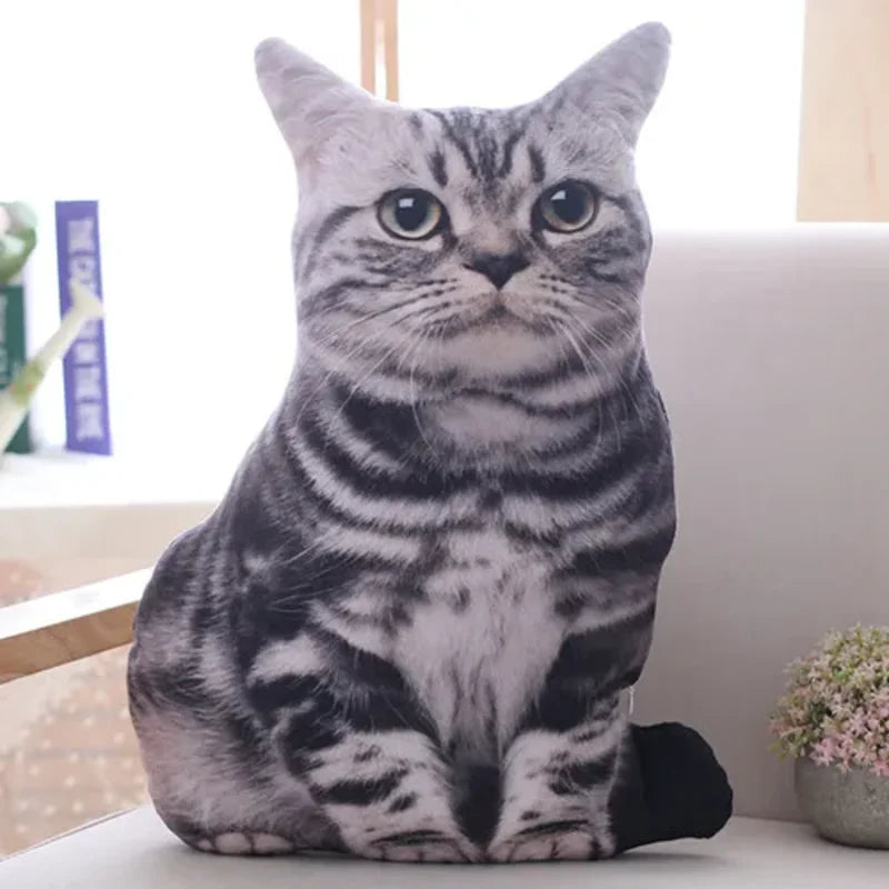 Peluche de chat gris en oreiller