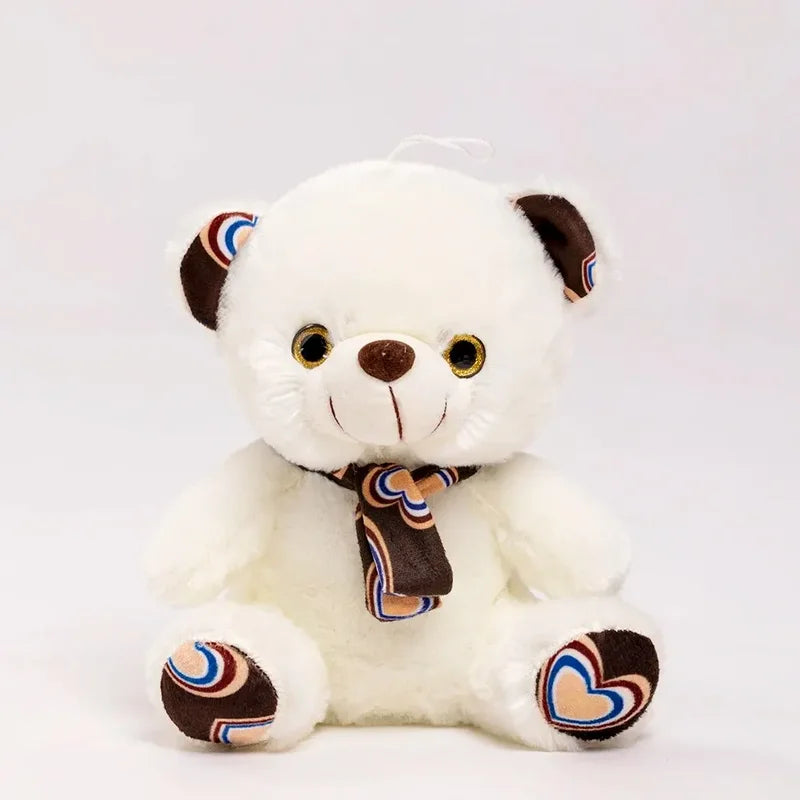 Ours marron en peluche à l’écharpe douce sur un fond blanc