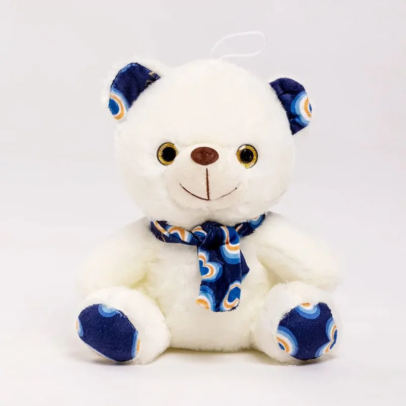 Ours bleu en peluche à l’écharpe douce sur un fond blanc
