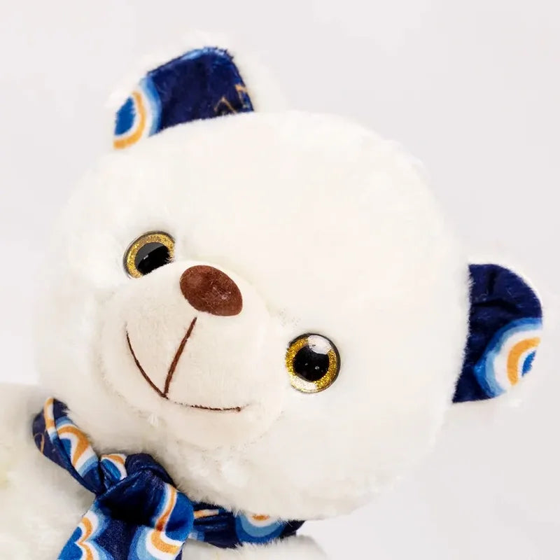 Zoom sur la tête de l'ours bleu en peluche à l'écharpe douce