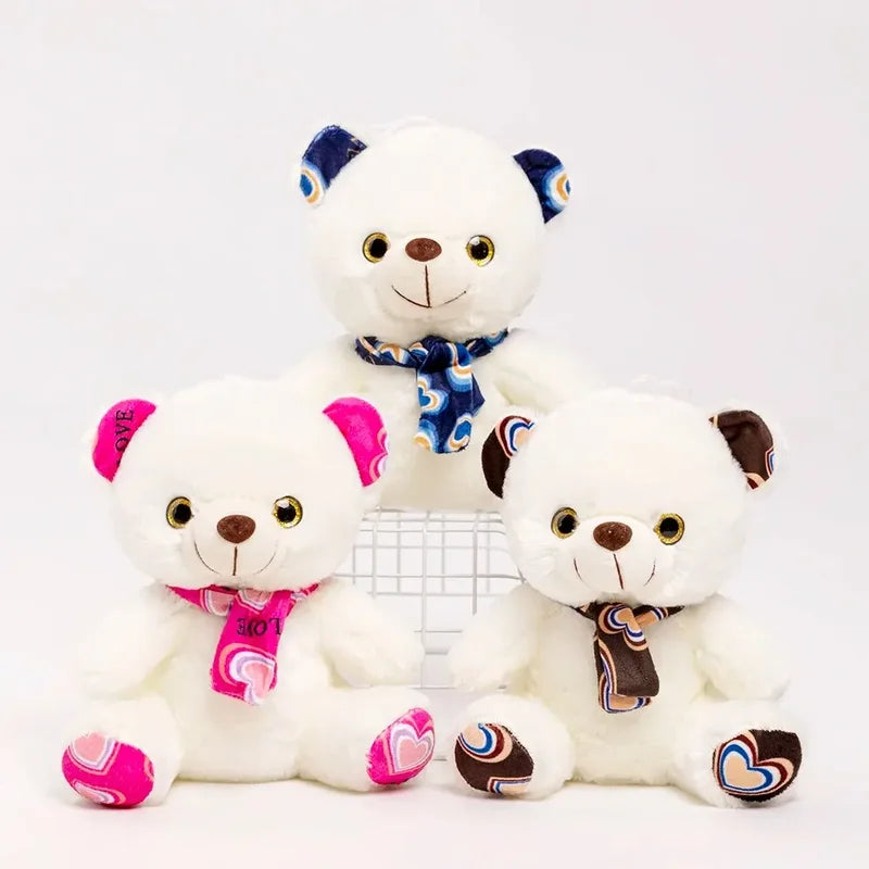 Trois ours en peluche à l'écharpe douce sur un fond blanc Image
