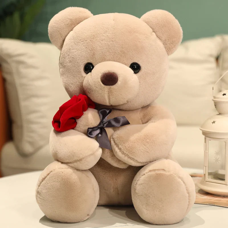 Ours marron en peluche avec une rose sur un canapé