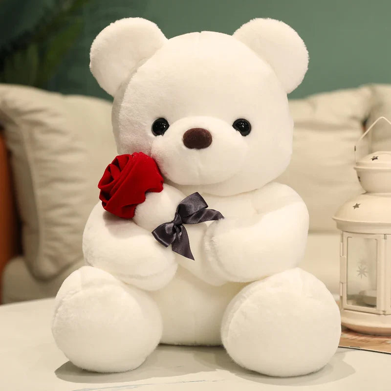 Ours blanc en peluche avec une rose sur un canapé