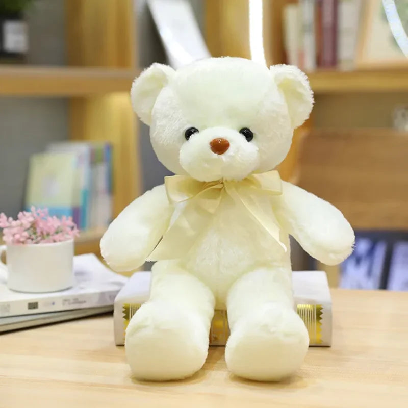 Ours blanc en peluche couleur émotion sur une table