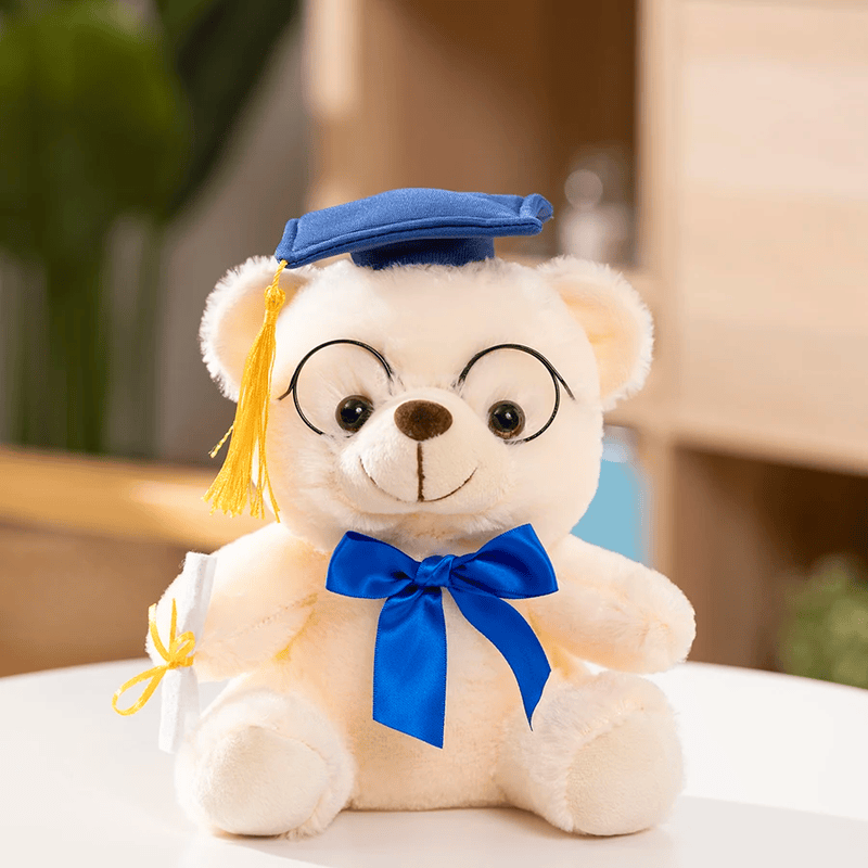 Ours blanc en peluche diplômé sur une table blanche