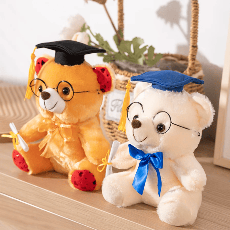 Deux peluches ours diplômés sur un meuble
