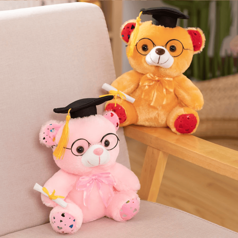 Deux peluches ours diplômés sur un meuble