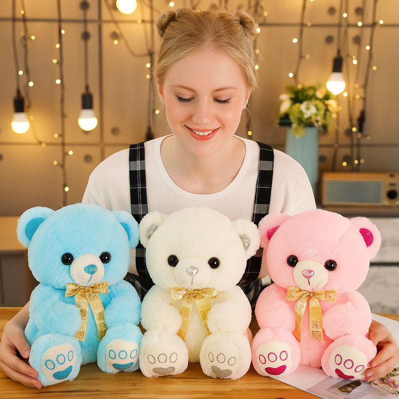 Trois ours mignon de couleur avec leurs rubans dorées sur une table avec une fille juste derrière Image