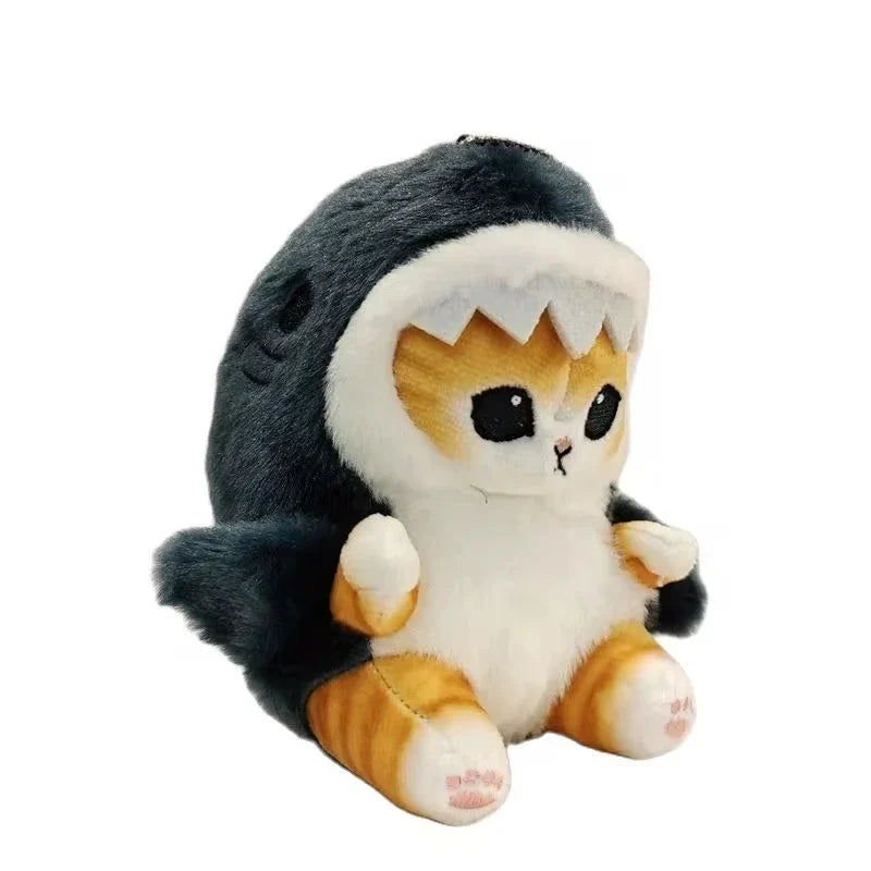 Peluche chat déguisé en requin sur fond blanc