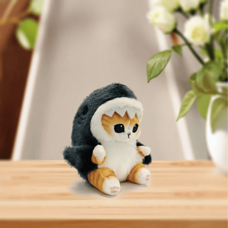 Peluche chat déguisé en requin sur une table Image
