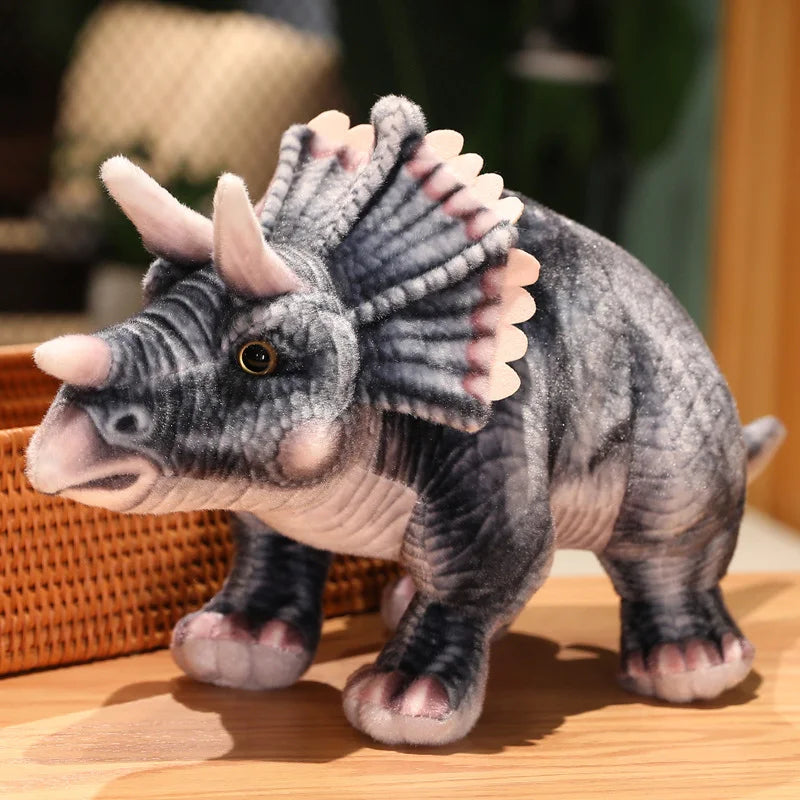 Peluche tricératops gris réaliste sur un meuble