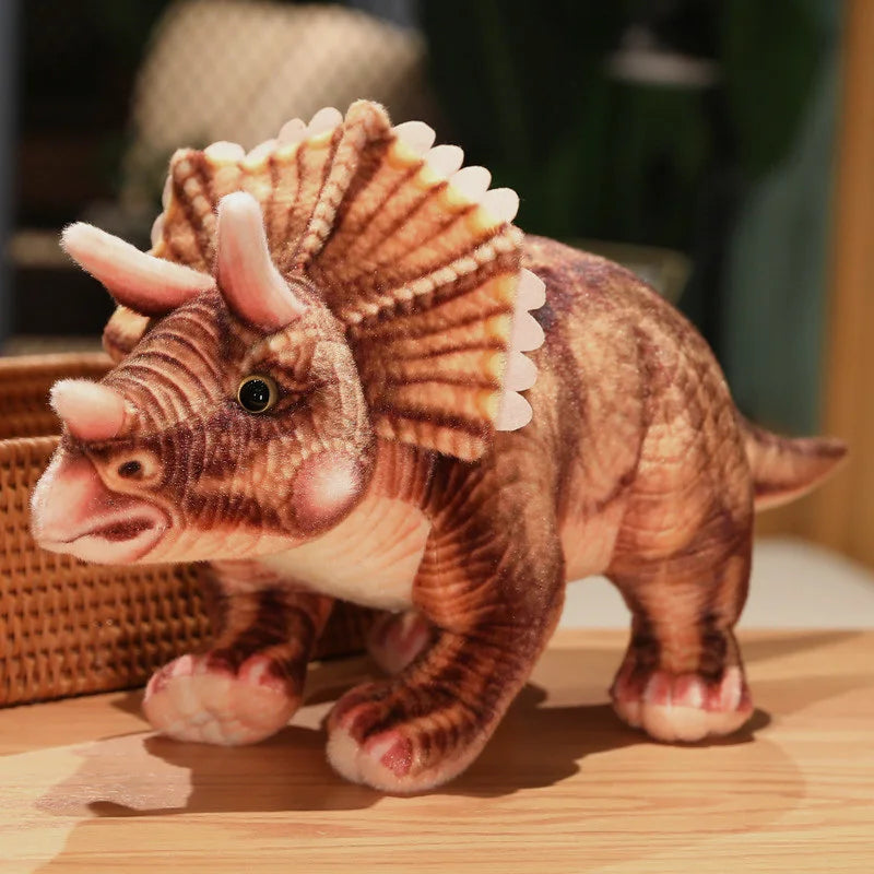 Peluche tricératops marron réaliste sur un meuble