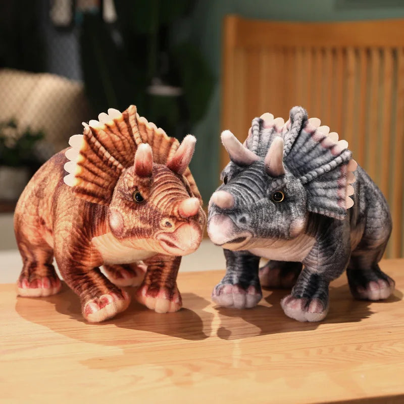 Deux peluches tricératops réaliste sur un meuble