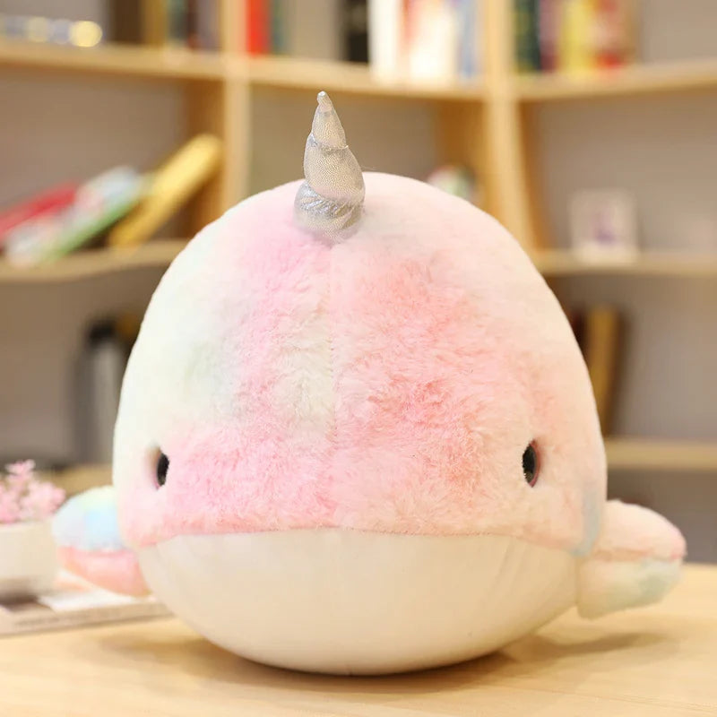 Peluche baleine rose licorne vue de face sur une table Image