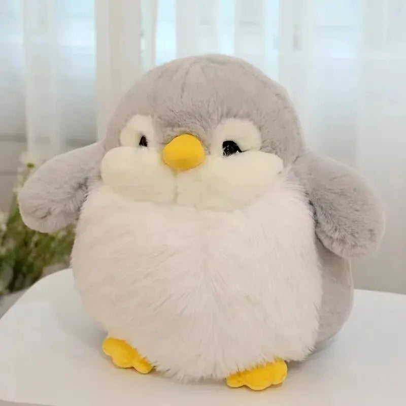 Peluche bébé pingouin sur un lit  Image