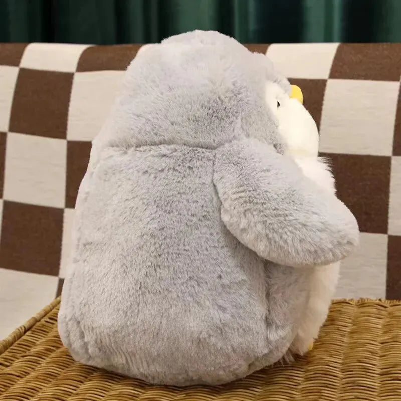 Peluche bébé pingouin sur un panier en osier