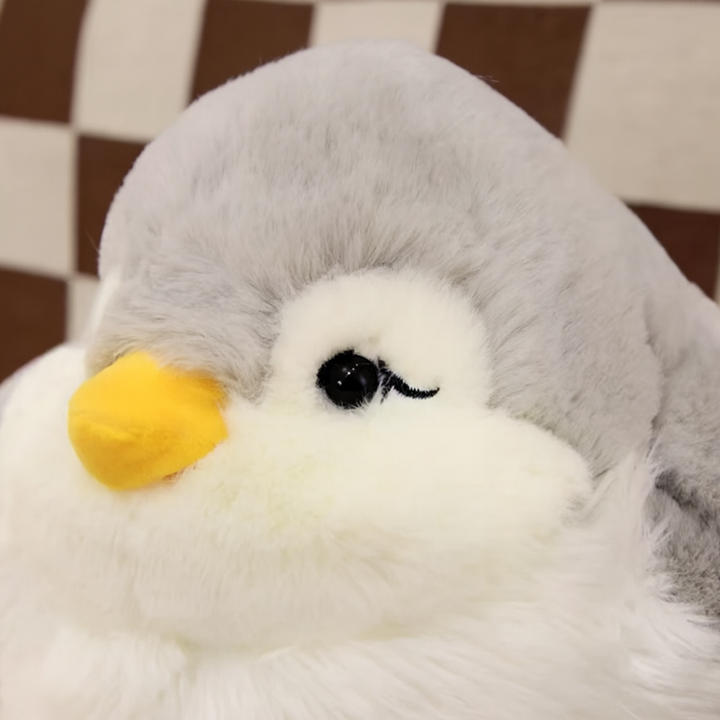 Zoom sur la tête  de la peluche bébé pingouin Image