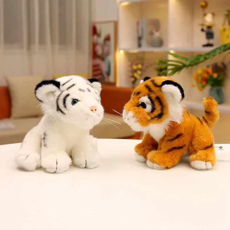 Deux peluches bébés tigres sur une table