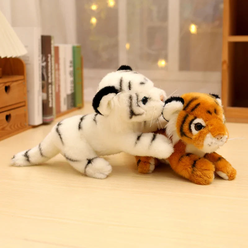 Deux peluches bébés tigres en train de jouer sur une table