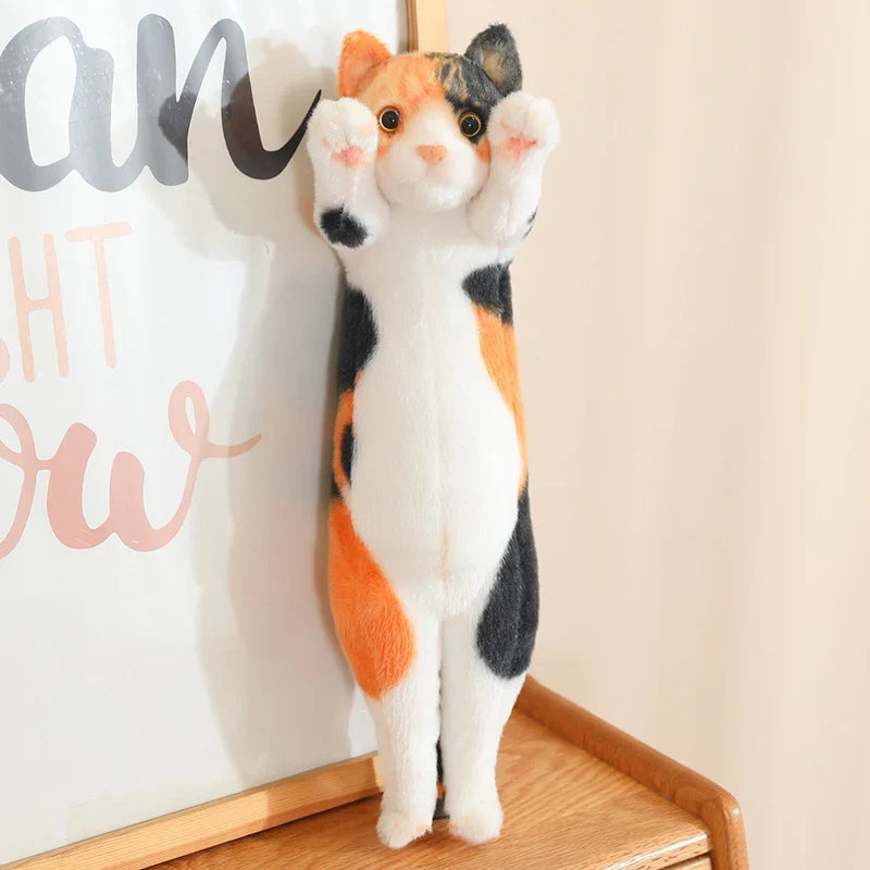 Peluche chat roux debout sur un meuble