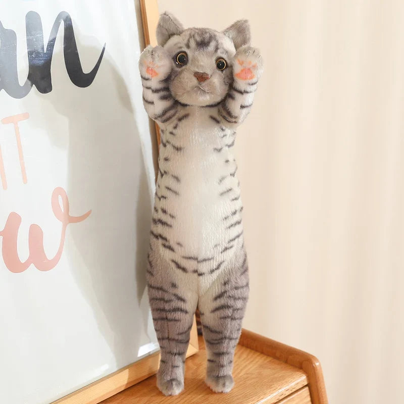 Peluche chat gris clair debout sur un meuble