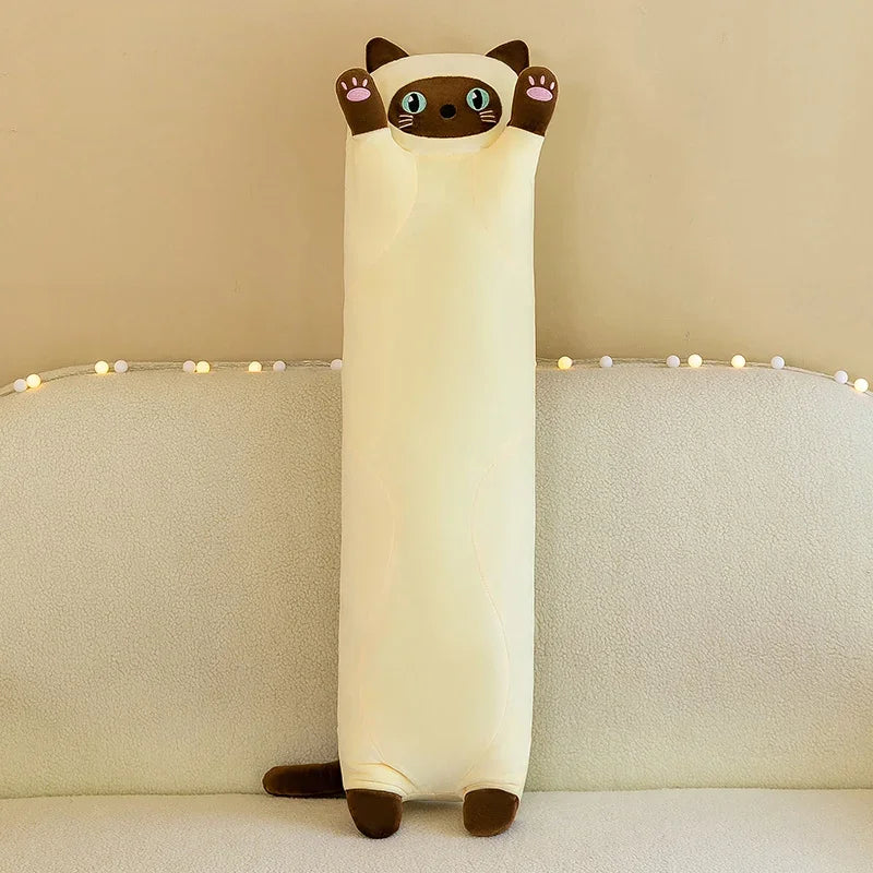 Peluche chat long siamois sur un canapé