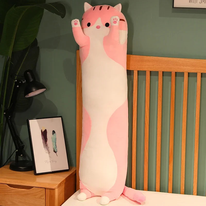 Peluche chat long rose sur un lit