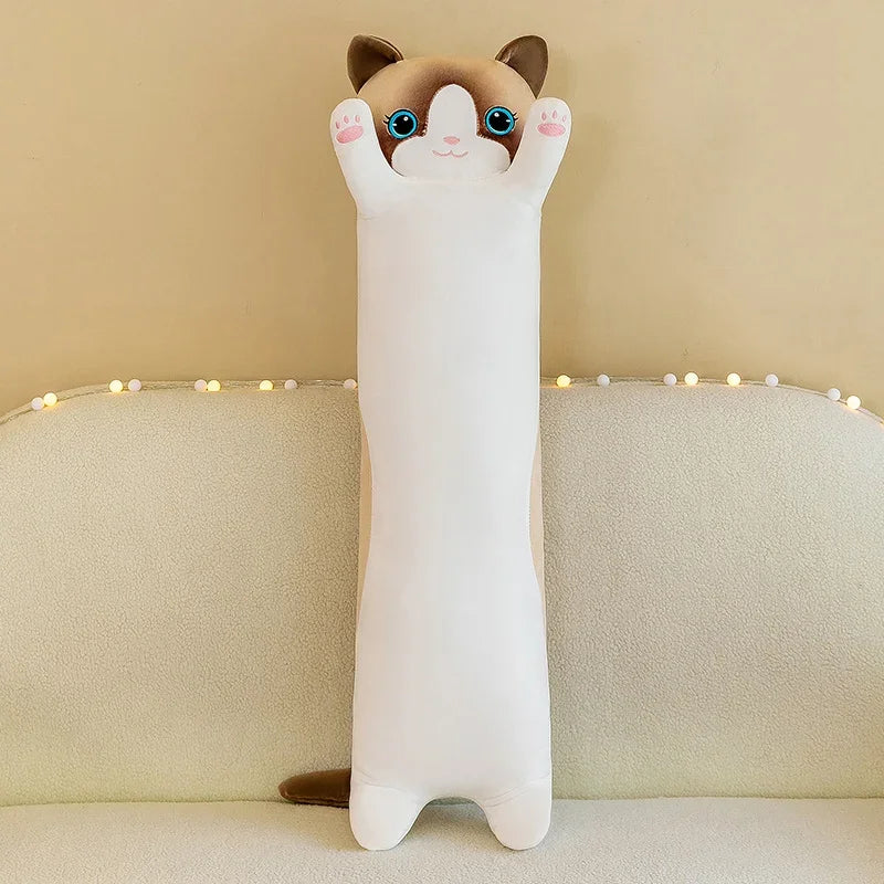 Peluche chat long blanc sur un canapé