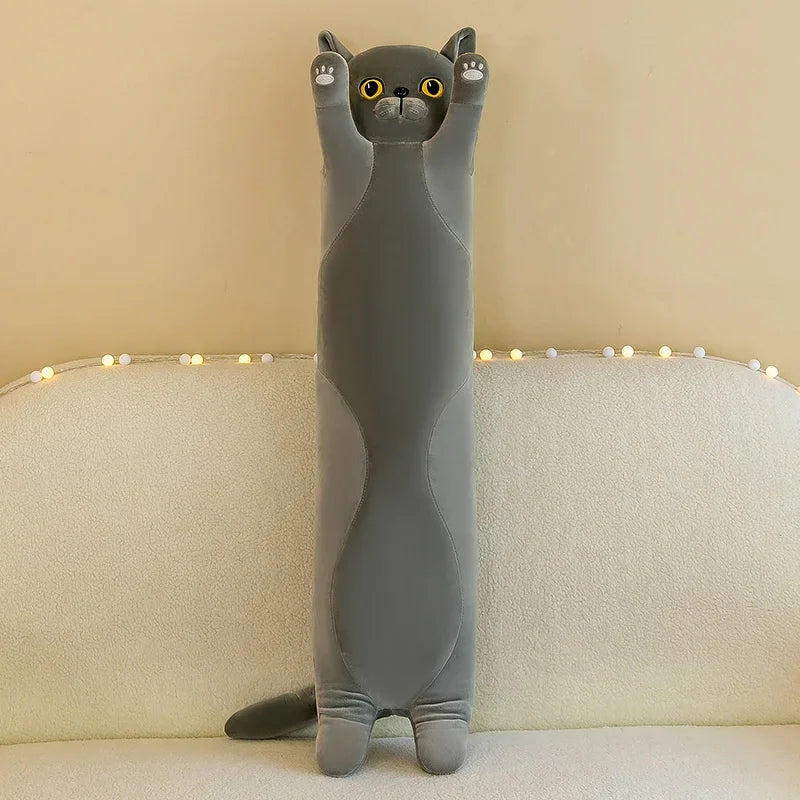 Peluche chat long gris sur un canapé
