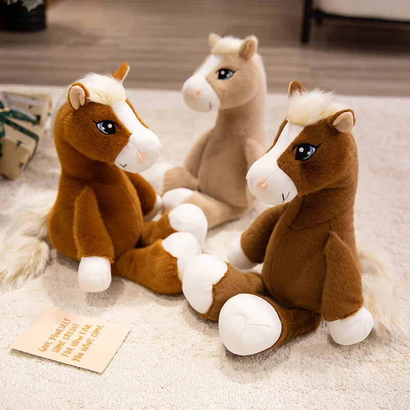 Trois peluches de chevaux assis sur un tapis