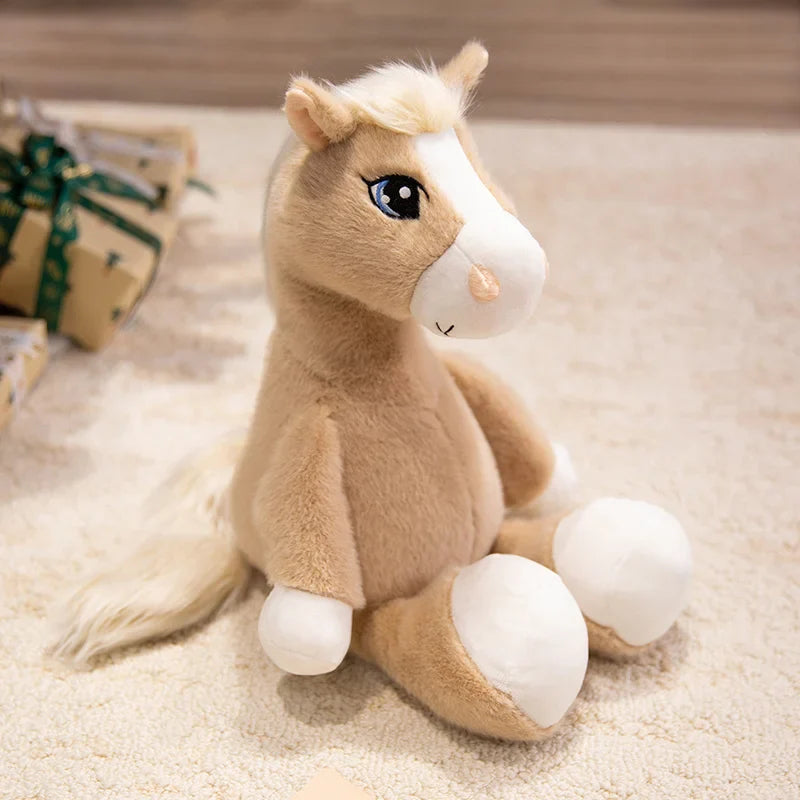 Peluche cheval assis beige sur un tapis