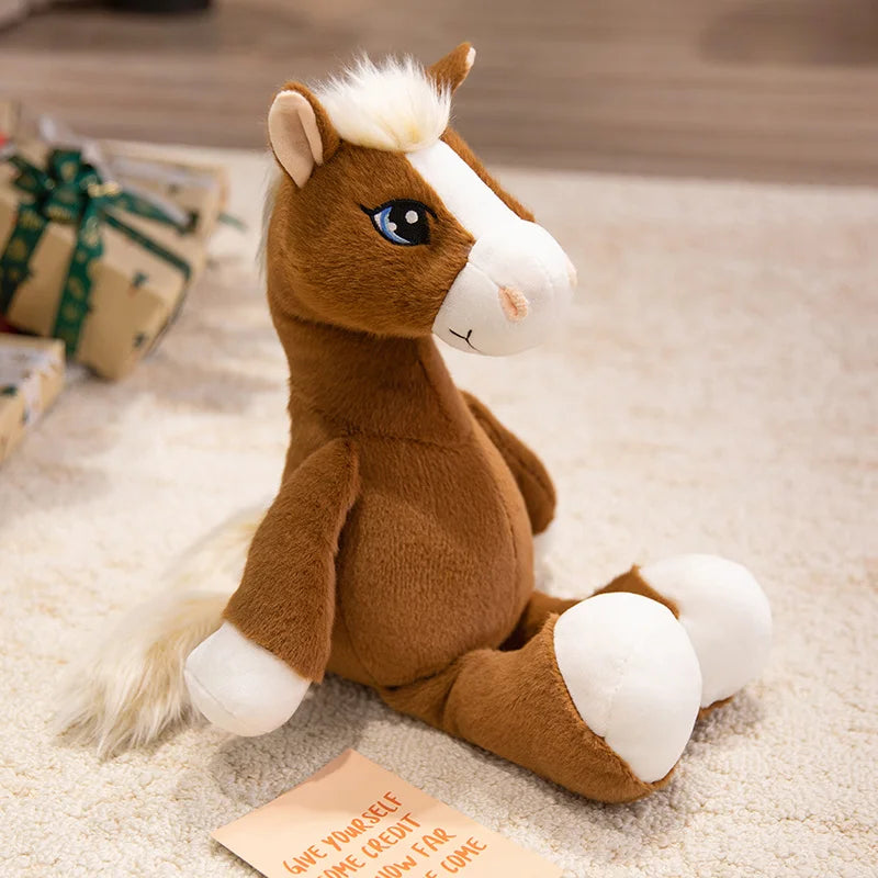 Peluche cheval assis marron sur un tapis