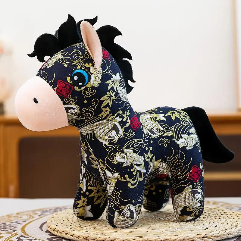 Peluche cheval aux motifs de carpe koï sur un sous plat en osier