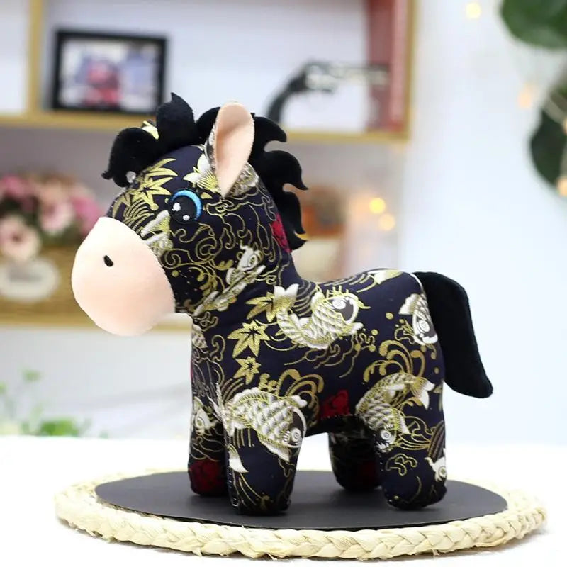 Peluche cheval aux motifs de carpe koï sur un sous plat noir  Image
