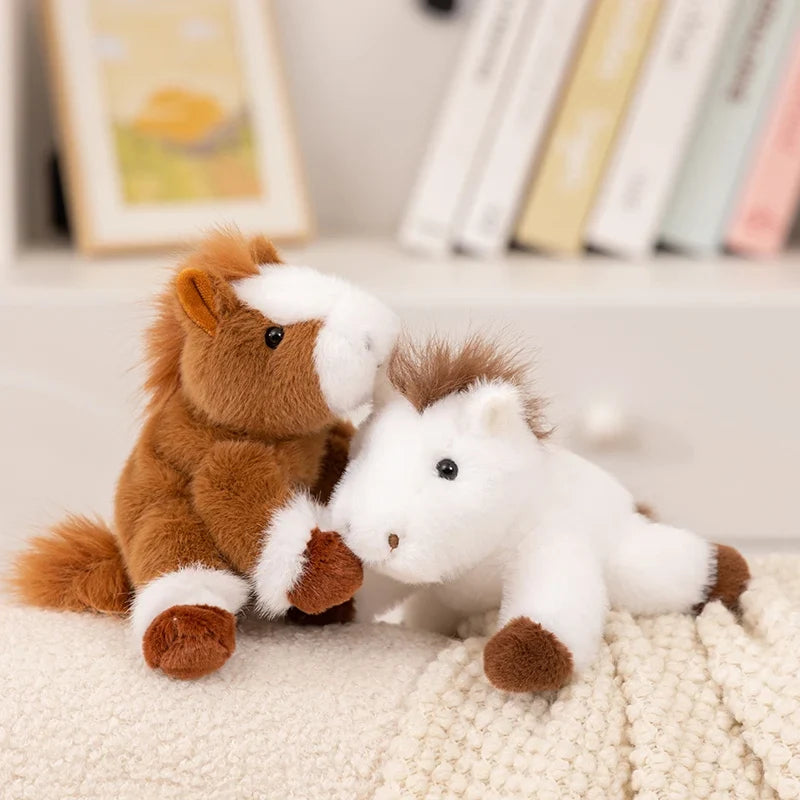 Deux peluches chevaux couché sur un canapé Image