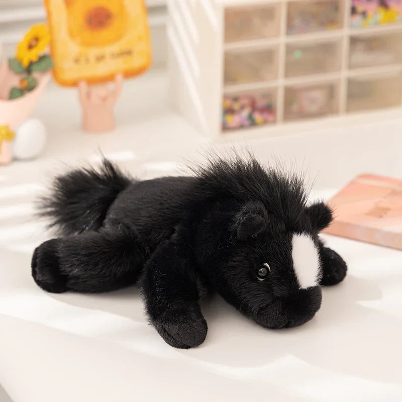 Peluche cheval couché noir sur le sol