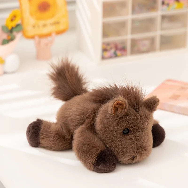 Peluche cheval couché brun clair sur le sol